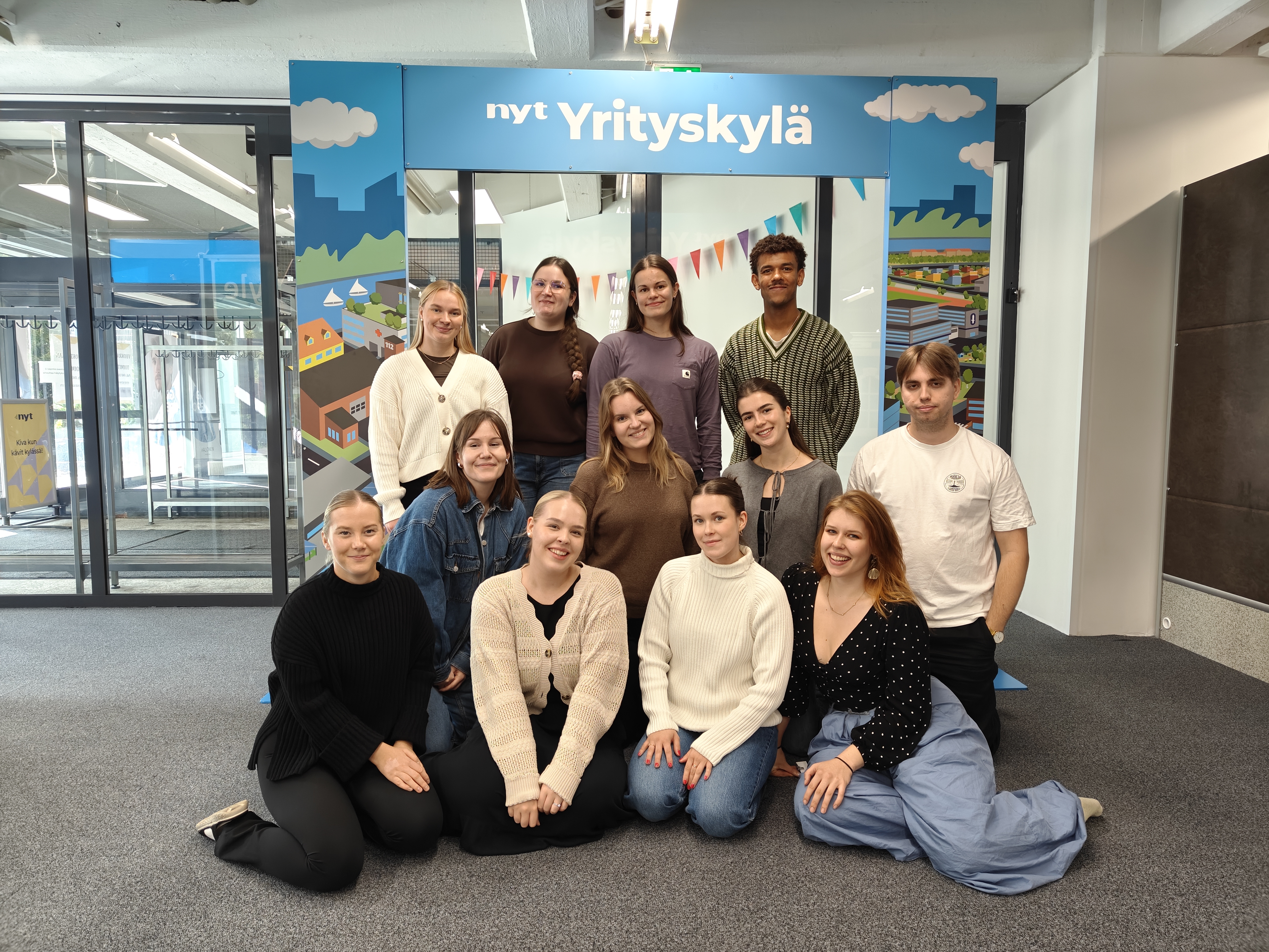Yrityskylä Keski-Suomen vastuuohjaajat poseeraavat kameralle