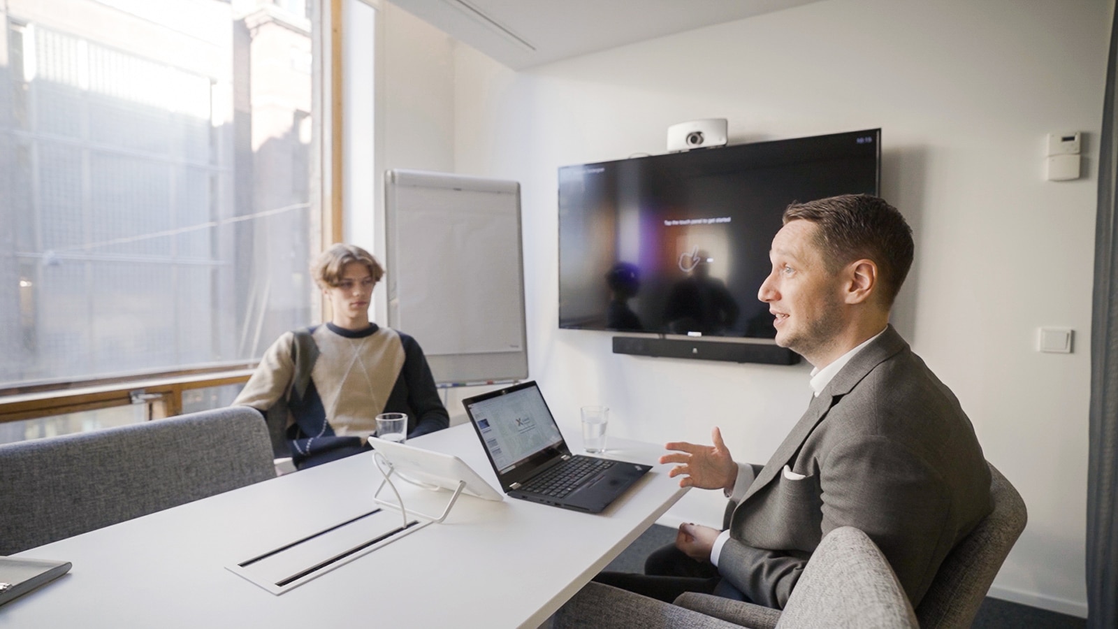 Job Shadow 2022 -päivässä ManpowerGroupilla NY-alumni Aatu Tahkola ja liiketoimintajohtaja Daniel Hietala.