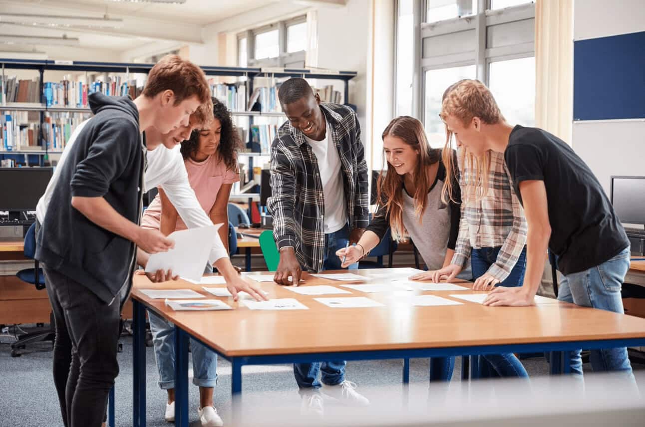 Unga i skolan med grupparbete