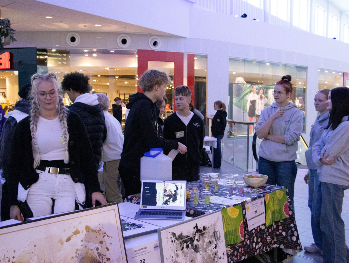 Nuoria seisomassa messupisteiden ympärillä.