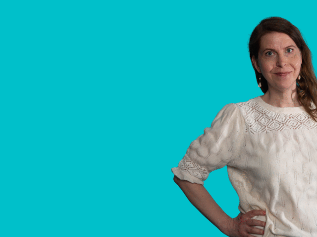 Kaisa Huikuri turkoosia taustaa vasten