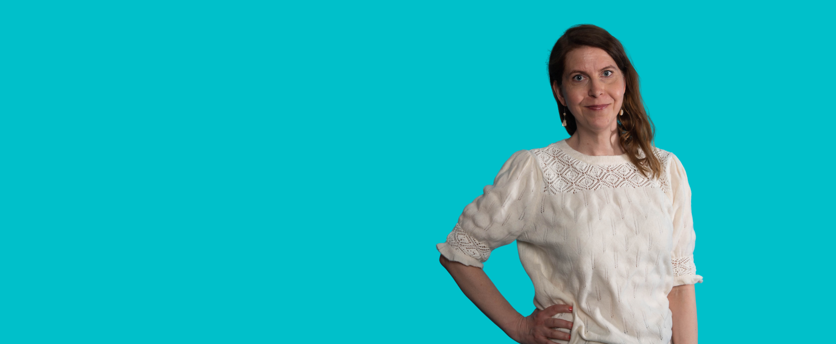 Kaisa Huikuri turkoosia taustaa vasten