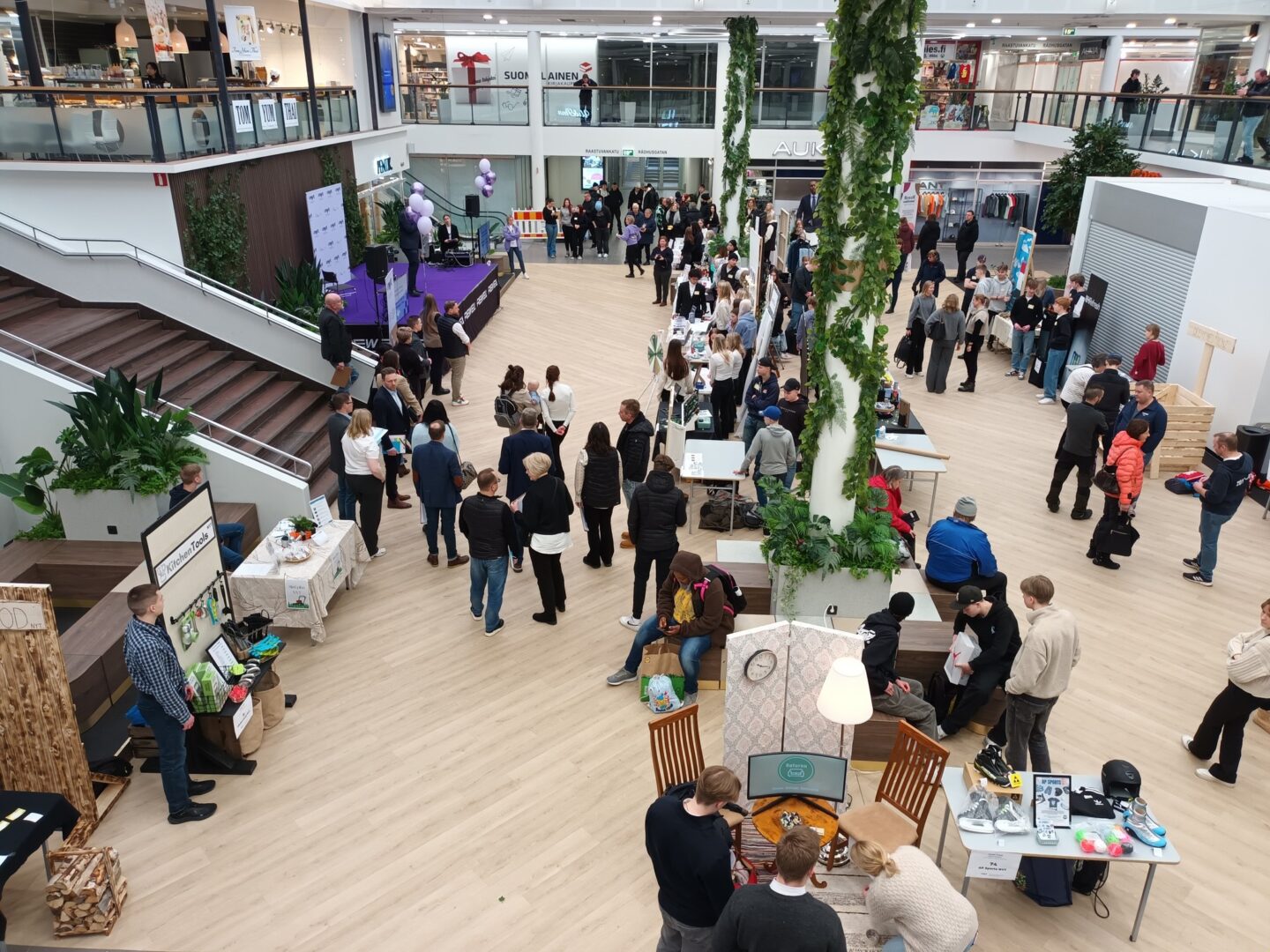 Kuvassa näkyy kauppakeskuksen ihmisvilinää.