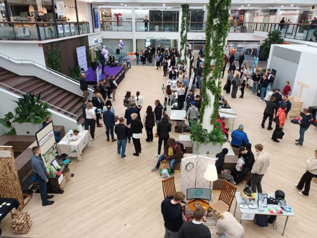 Kuvassa näkyy kauppakeskuksen ihmisvilinää.