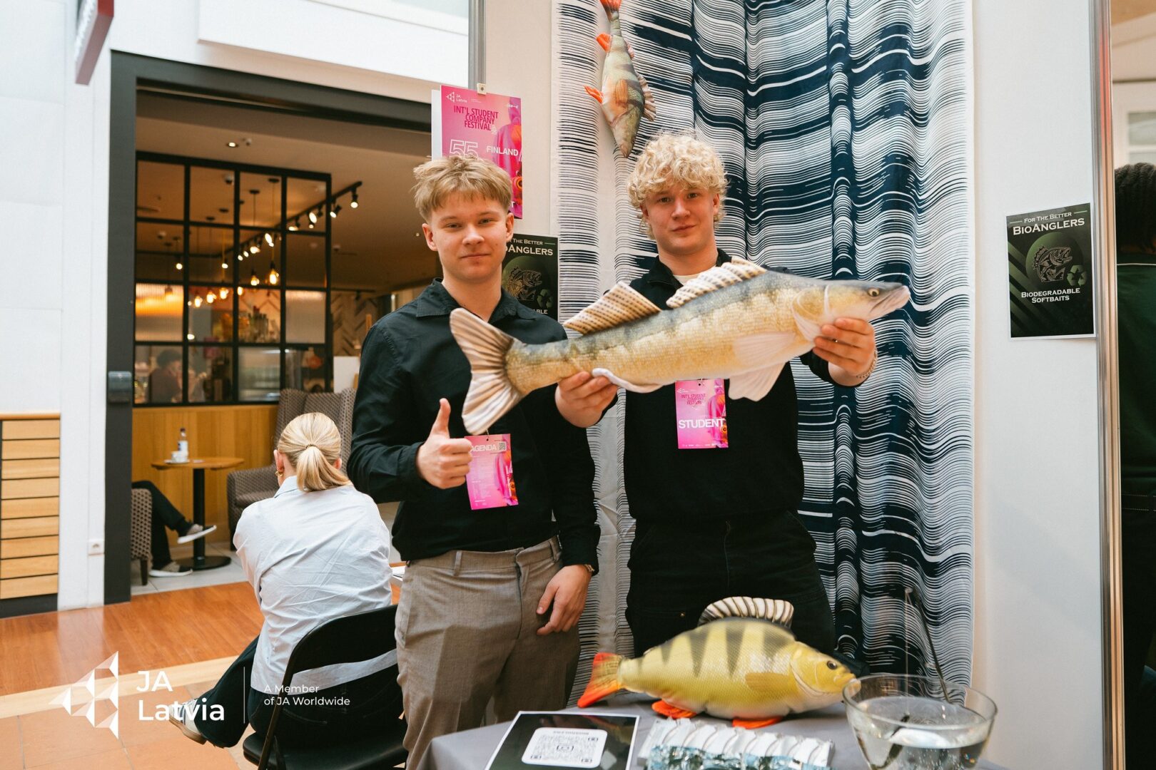 Två unga tittar i kameran och ler.