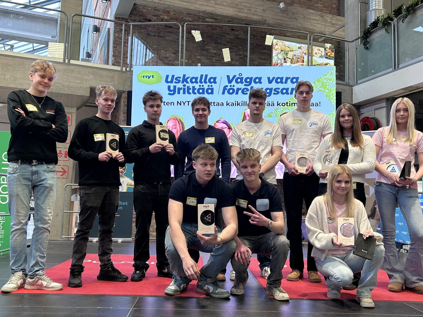 Palkitut nuoret poseeraavat lavalla