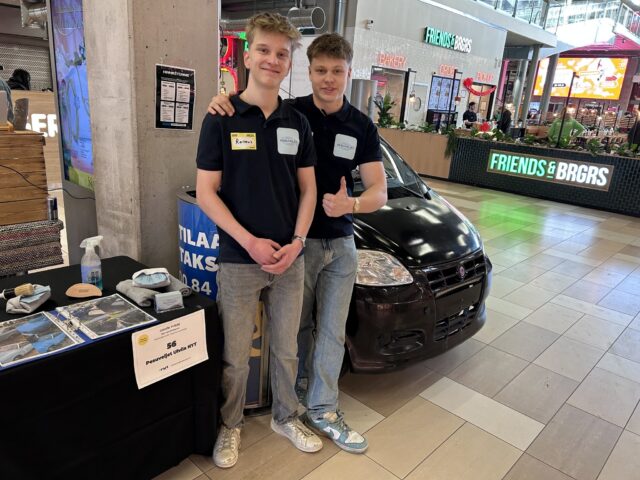 Kaksi nuorta poseeraa omalla messupisteellään Porin Uskalla Yrittää -tapahtumassa 2026.