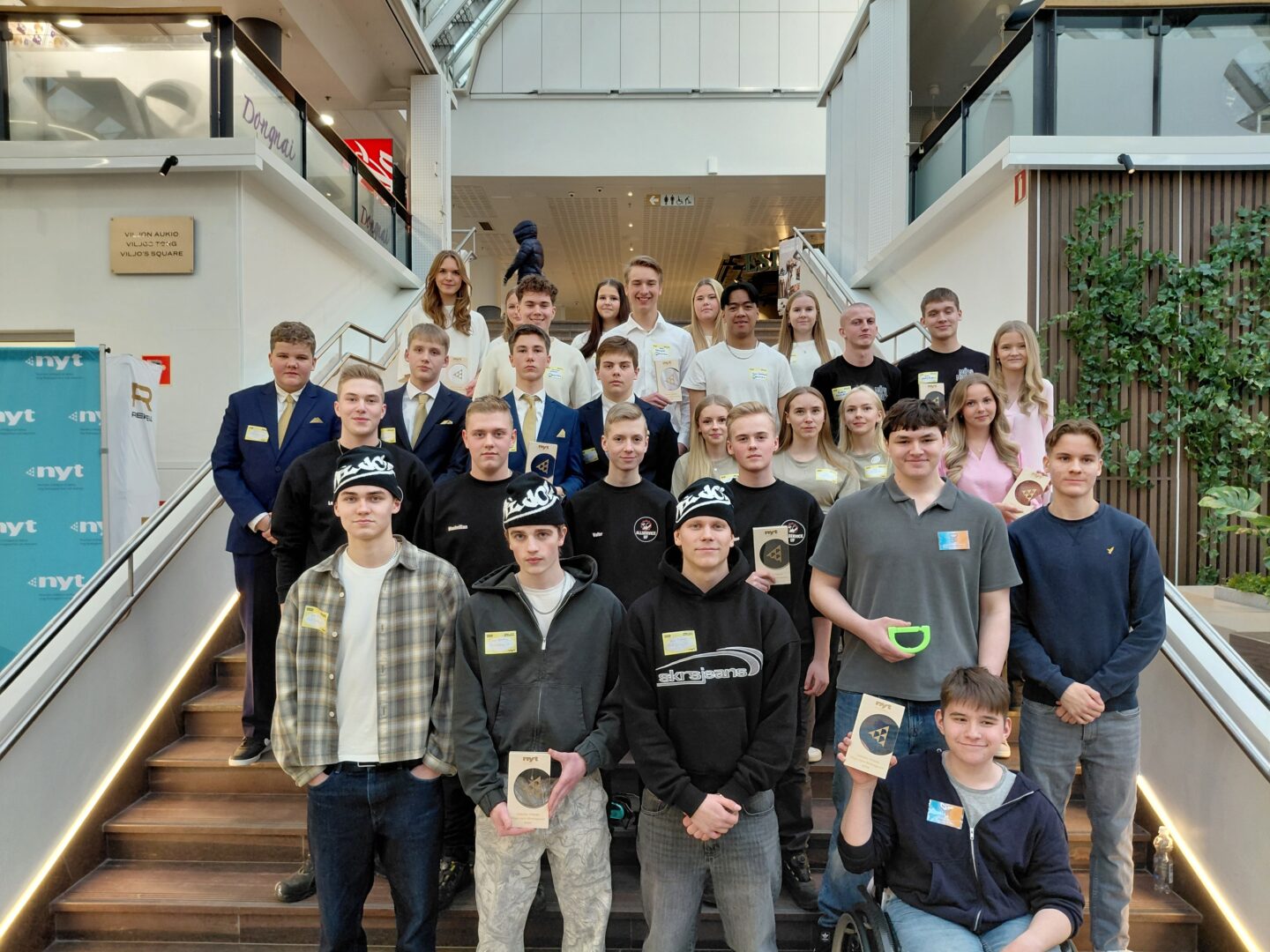 Joukko nuoria seisoo muodostelmassa portailla.