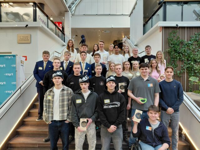 Joukko nuoria seisoo muodostelmassa portailla.