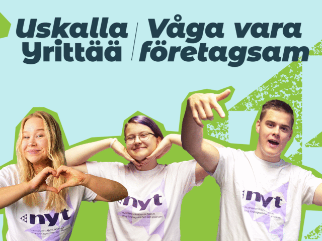 Kolme nuorta kuvassa, värillisellä taustalla kaksikielinen Uskalla Yrittää -logo.