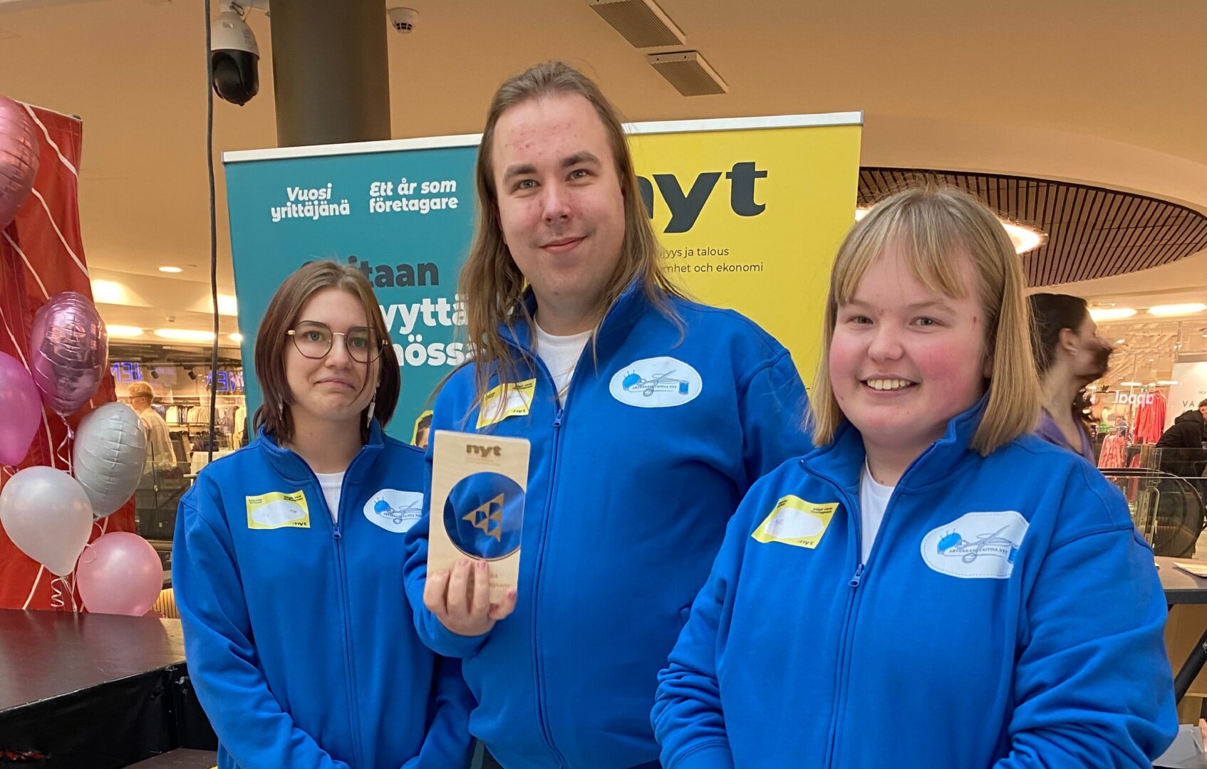 Artesaanitaitoa NYT-yrityksen jäsenet Mia Bradnum, Lauri Hautamäki ja Mari Heinonen Uskalla Yrittää -aluetapahtumassa Jyväskylässä.