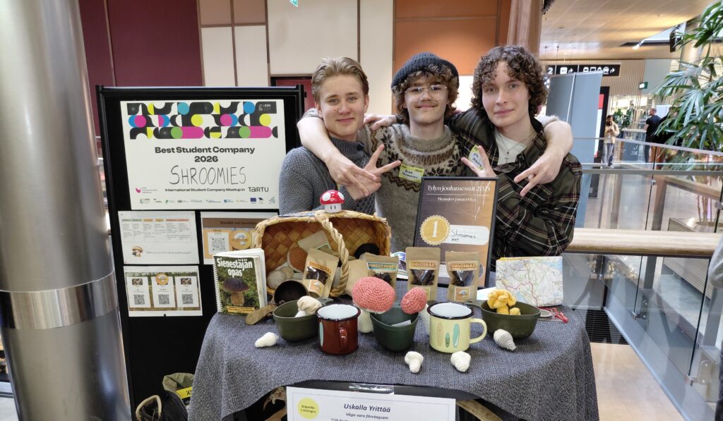 Kolmen nuorukaisen messupiste Espoon Sello-kauppakeskuksessa