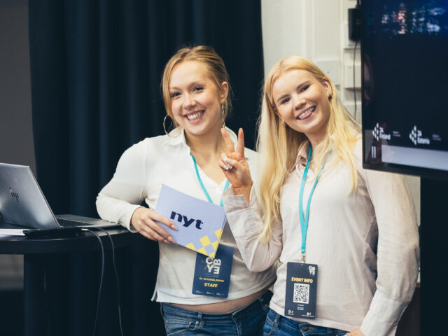 Kaksi nuorta hymyilee kameralle