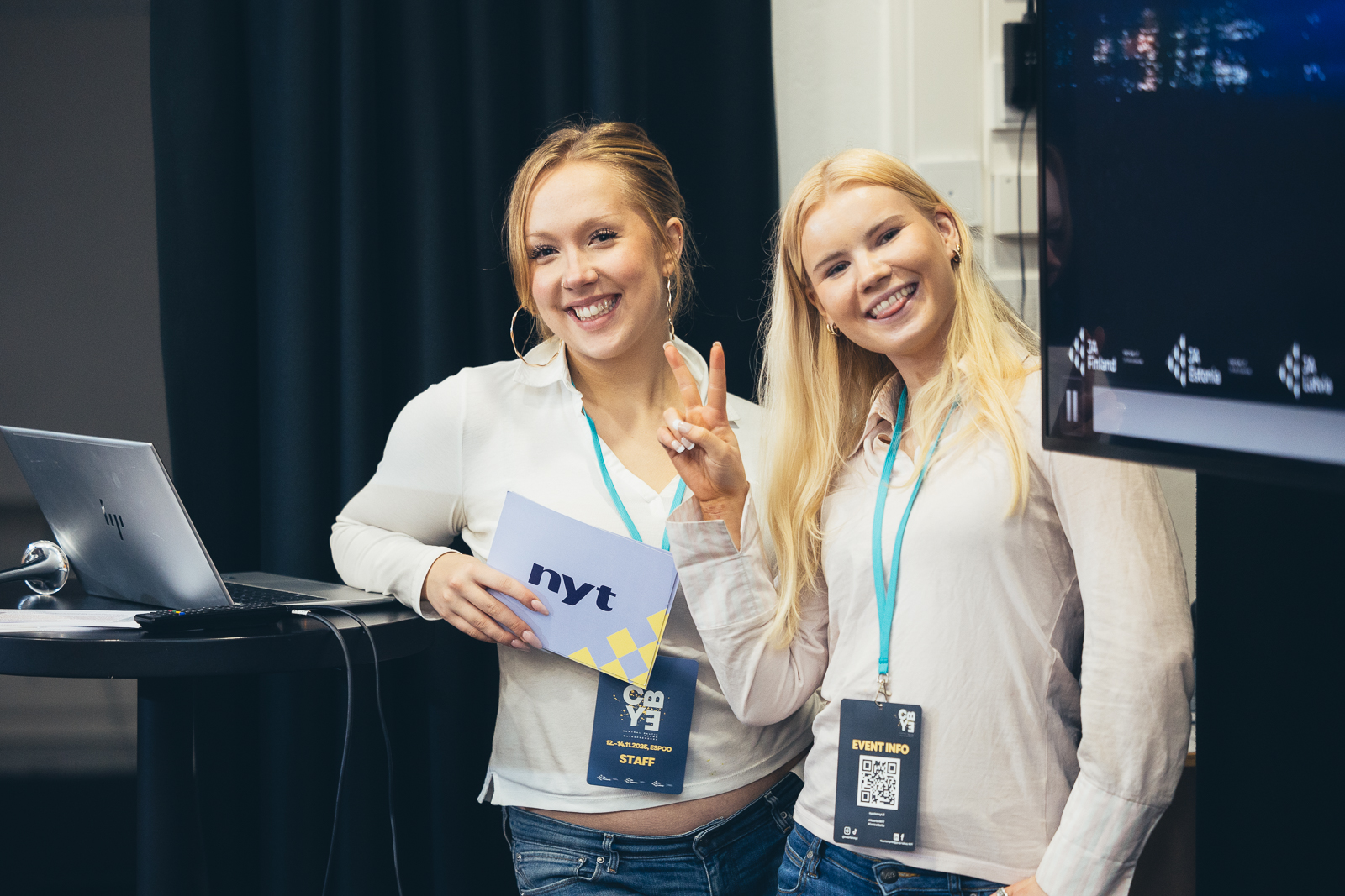 Kaksi nuorta hymyilee kameralle