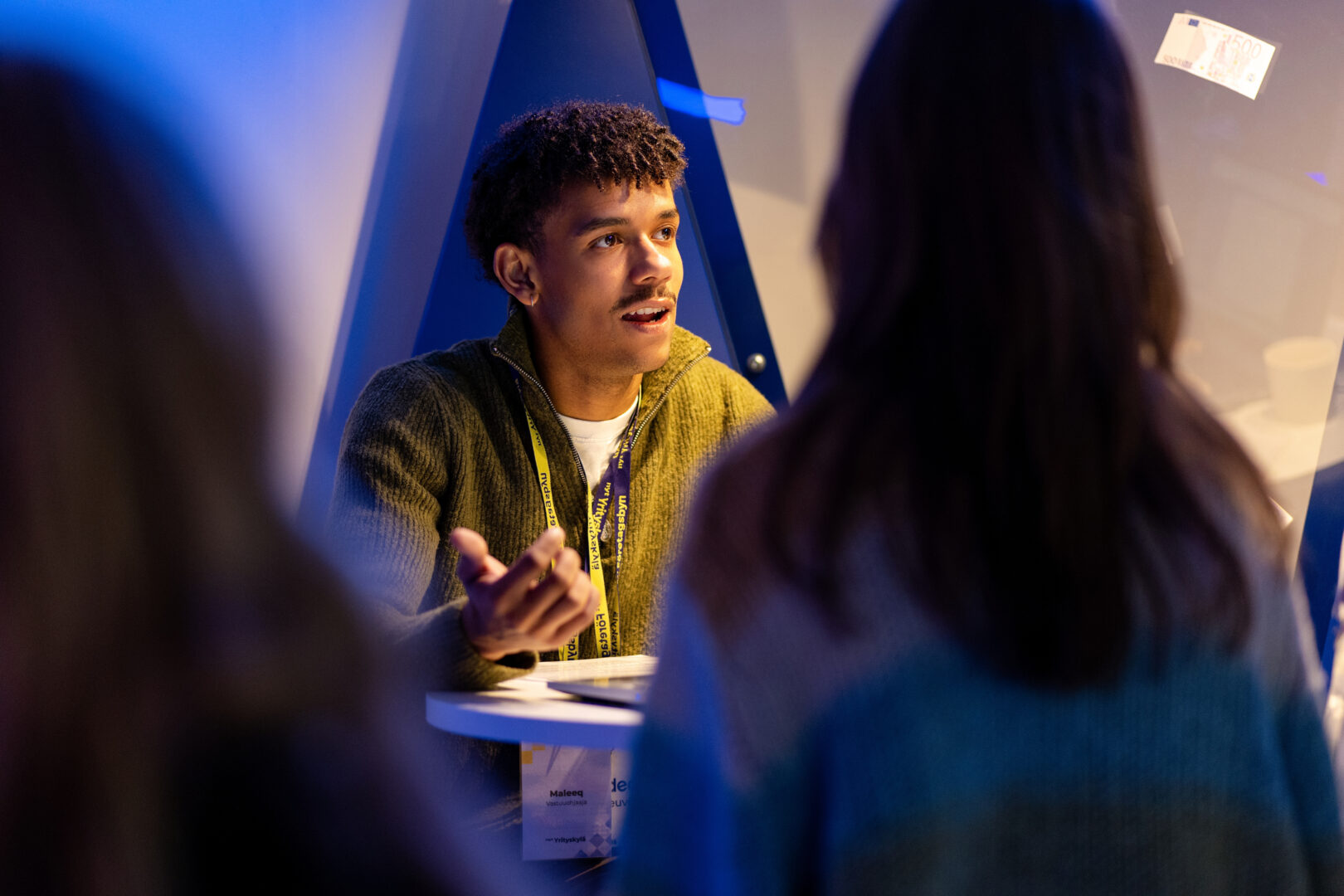 Vastuuohjaaja ohjeistaa nuoria Yrityskylässä