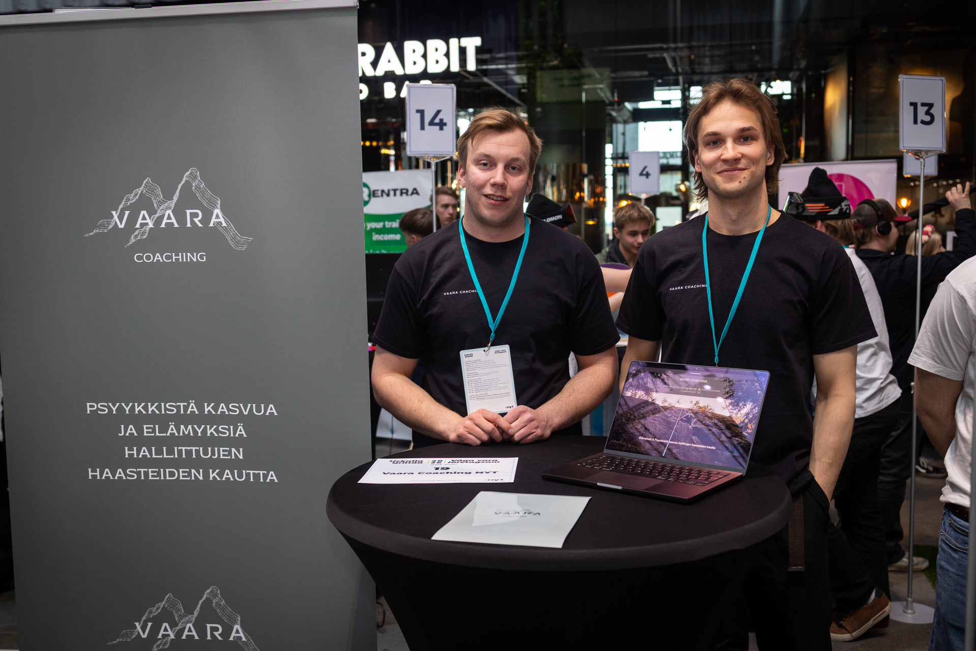 Kaksi nuorta esittelee NYT-yritystään messupisteellä.