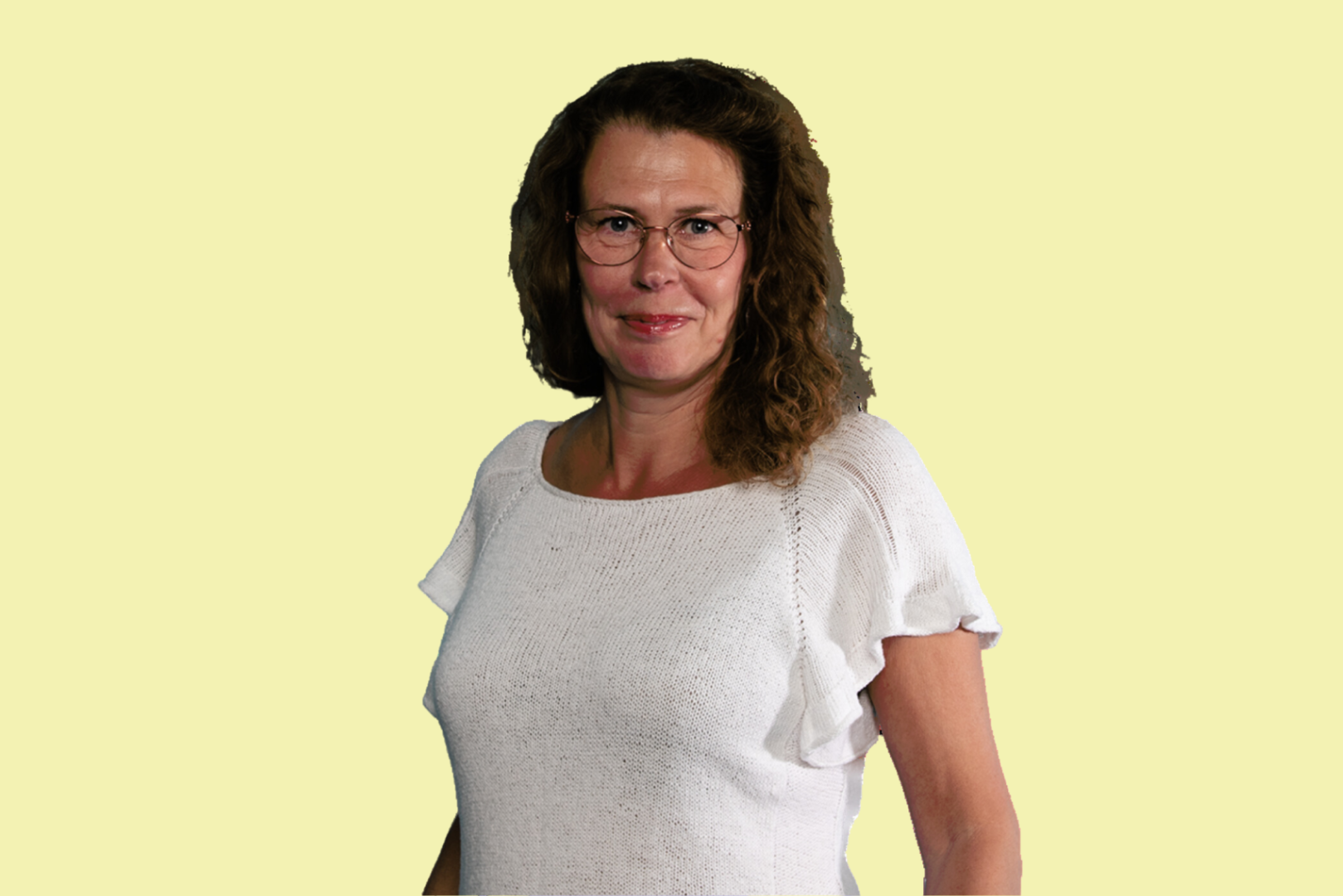 Kuvassa henkilö hymyilee kameralle, tausta on keltainen.